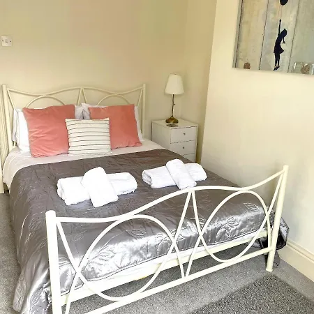 The Vines - Stunning Period Home With Free Parking