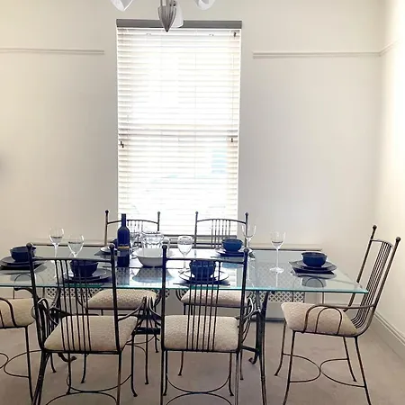 The Vines - Stunning Period Home With Free Parking
