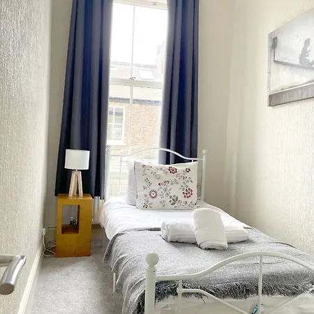 The Vines - Stunning Period Home With Free Parking