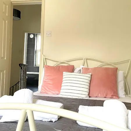 The Vines - Stunning Period Home With Free Parking *