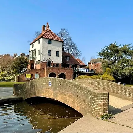 The Vines - Stunning Period Home With Free Parking
