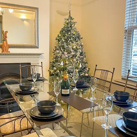 The Vines - Stunning Period Home With Free Parking *